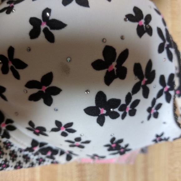 4 Victoria Secret bras. - Picture 6 of 7